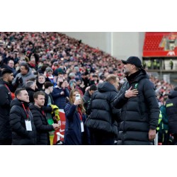 Los aficionados cantaron adiós y el técnico del Liverpool, Klopp, se emocionó hasta las lágrimas.